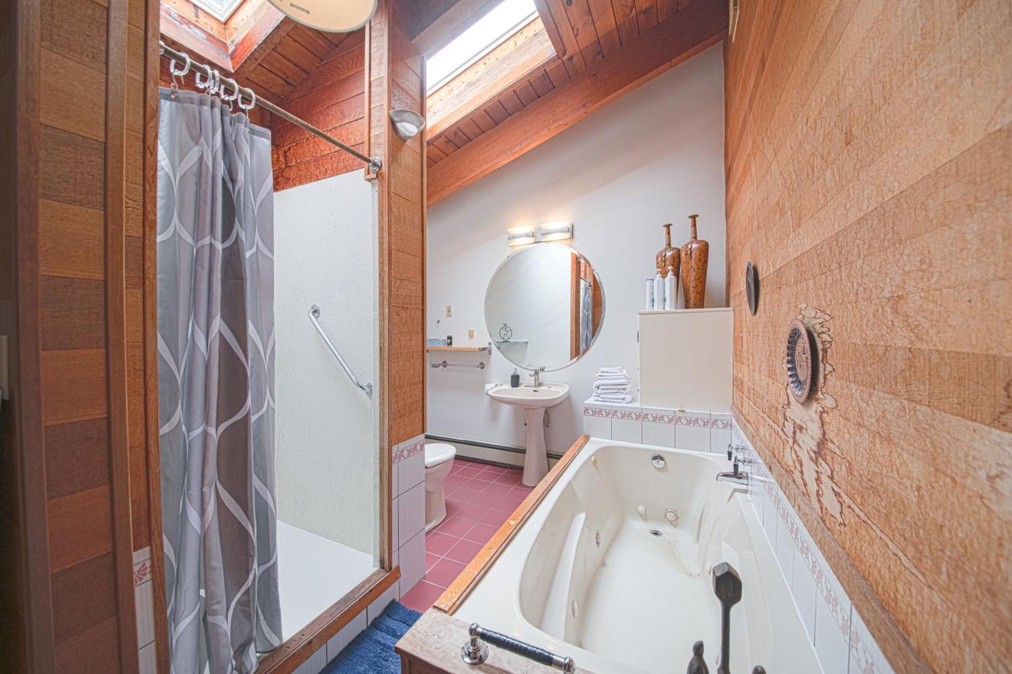 Cypress: Private Bedroom/Bathroom/Office, With Shared Pool, Hot Tub North Vancouver Zewnętrze zdjęcie